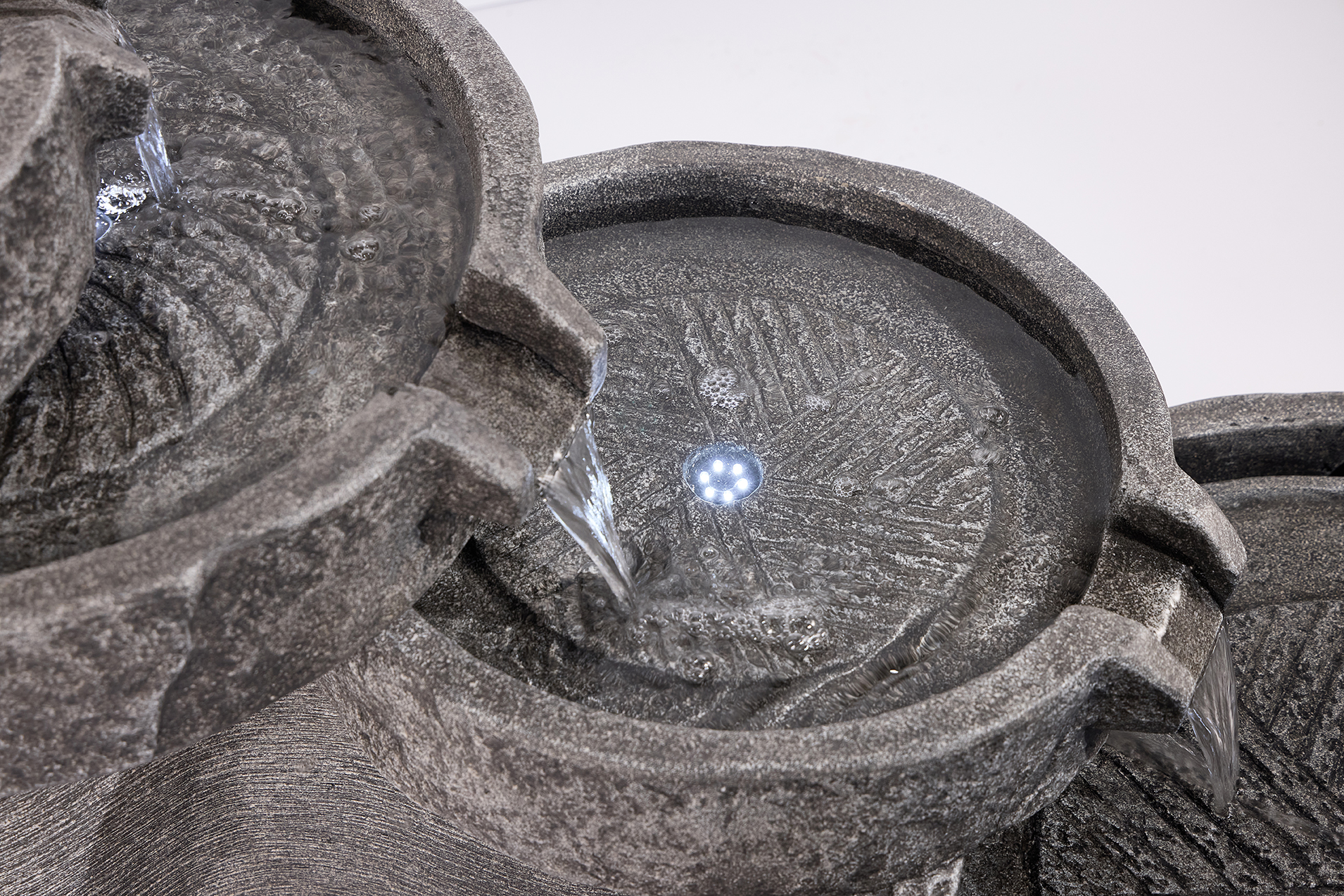 Altico Elaria Solar Water Feature - Image 5